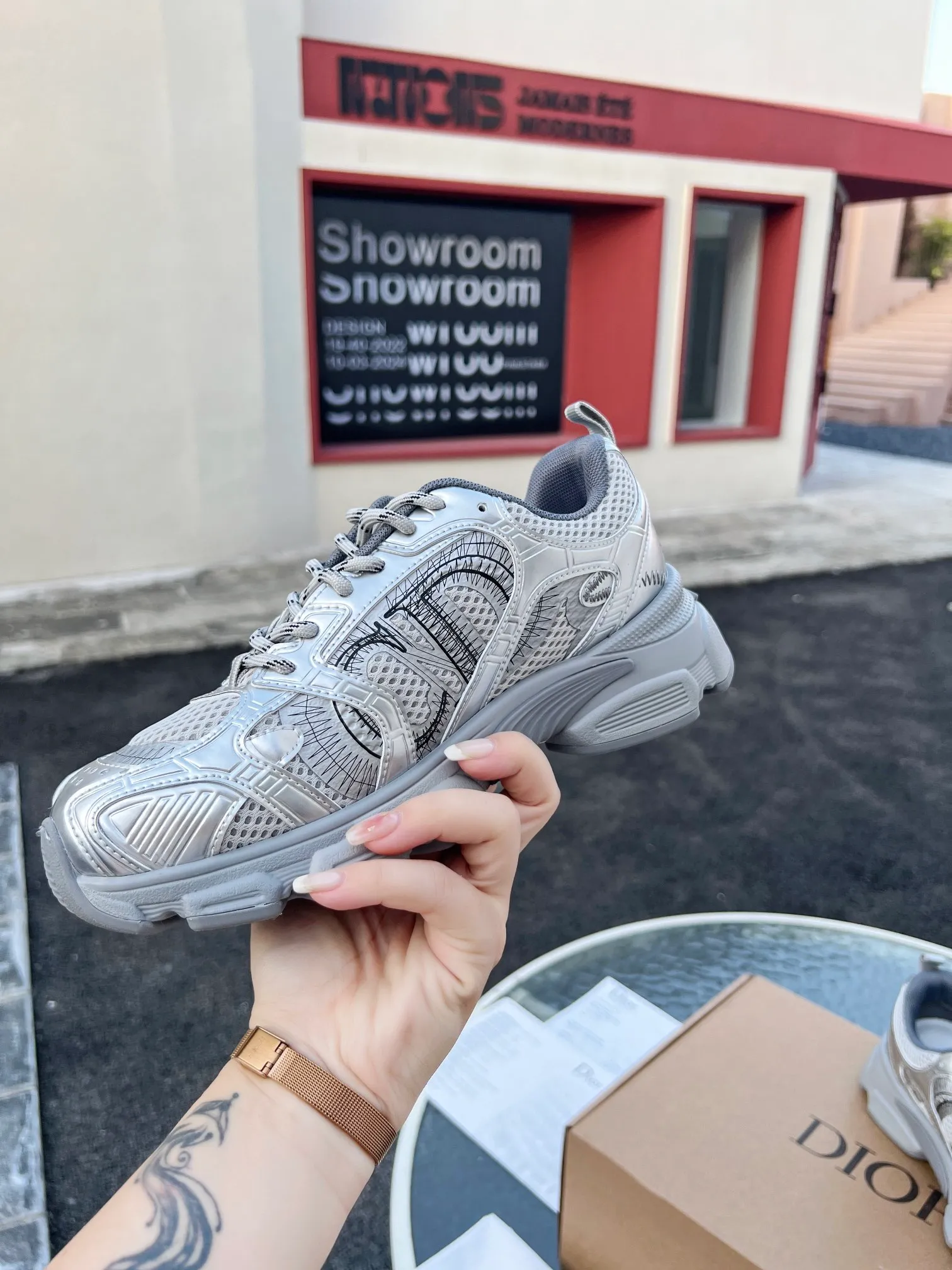 👟👟Ex-factory price 600👟👟 High version couple model🍸 Dior Dior | 2024 ˢˢDilraba, many stars have the same style. L’s 2024 spring and summer new products. The latest popular Chrono series, thick-soled mesh color-blocking running shoes, dad shoes, casual sports shoes series〰 Original purchase, development and production👍🏻This Dior Chrono sneaker is made of white and black mesh fabric with leather effect panels. The CD logo on both sides, the star patch on the tongue and the Dior logo on the heel, many details highlight the style. The two-tone laces, lightweight sole and star embellishment allow for a casual look all year round, complementing a variety of casual or elegant pieces. ♺Upper: Original imported first-layer cowhide + mesh ♺Inner lining: Original customized breathable lining ♺Outsole: Original molded EVA super light and super soft outsole ♺Heel height: 4.5cm ♺Size: Female 35-41 Male 39-45 (Female 40.41 Male 45 customized)